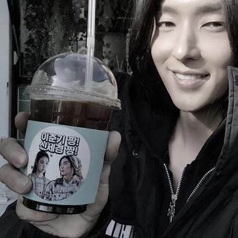 IU envia um carrinho de café ao amigo Lee Joon Gi durante as gravações de 